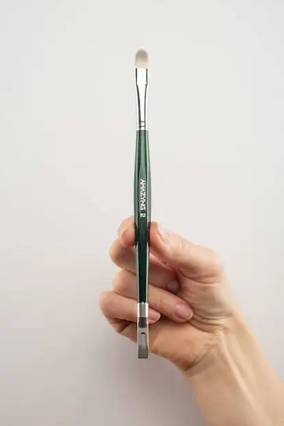 Amazyng concealer brush 2 by Natalia Goff.